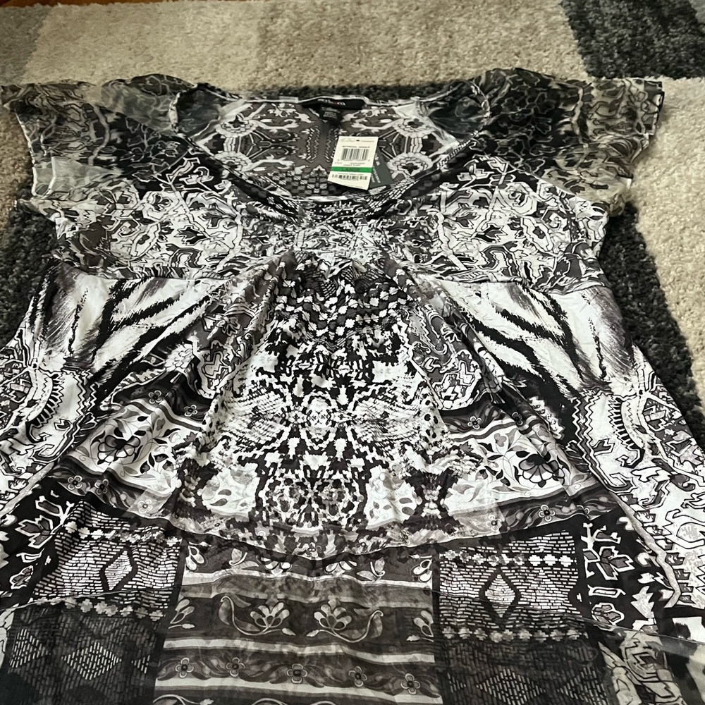 Women’s blouse short sleeves
NWT